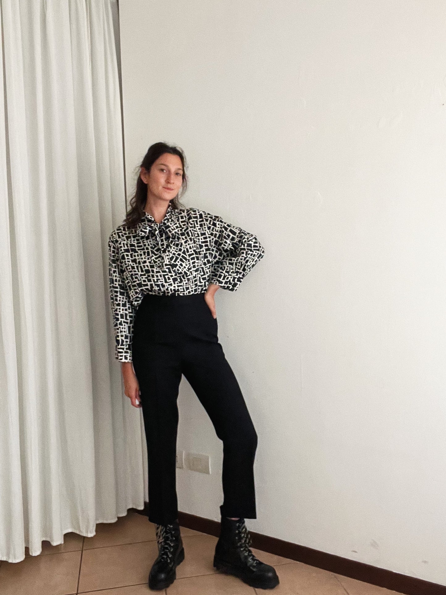 Camicia bianca nera fiocco L