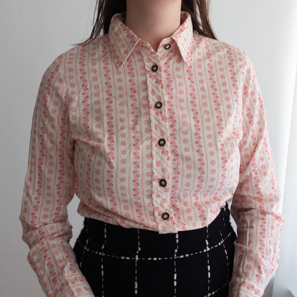 Camicia bianca e rossa in cotone