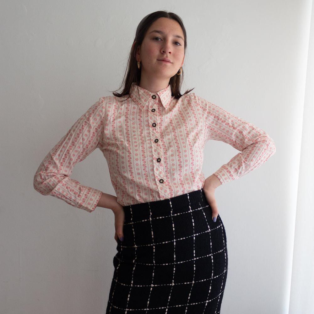 Camicia bianca e rossa in cotone