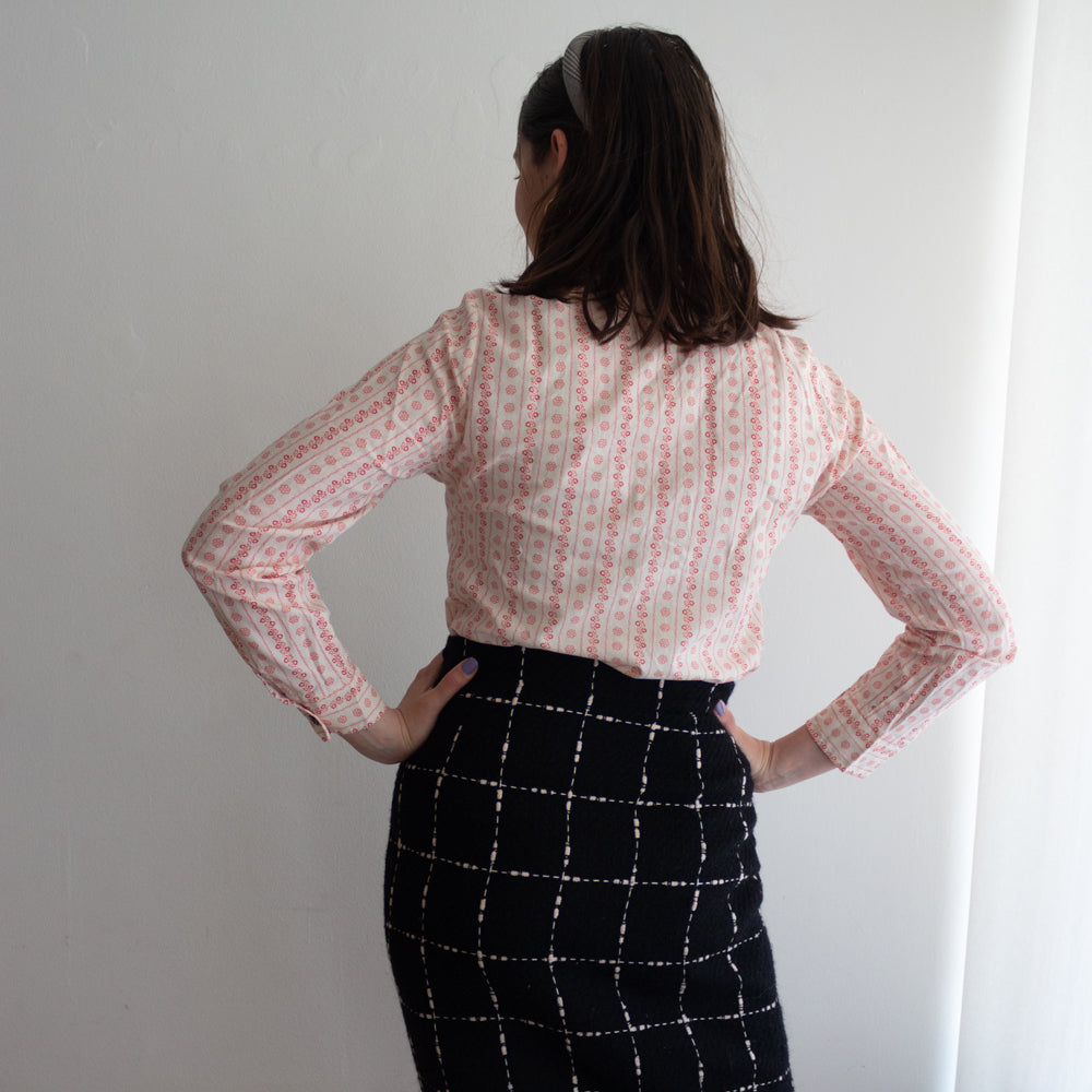 Camicia bianca e rossa in cotone