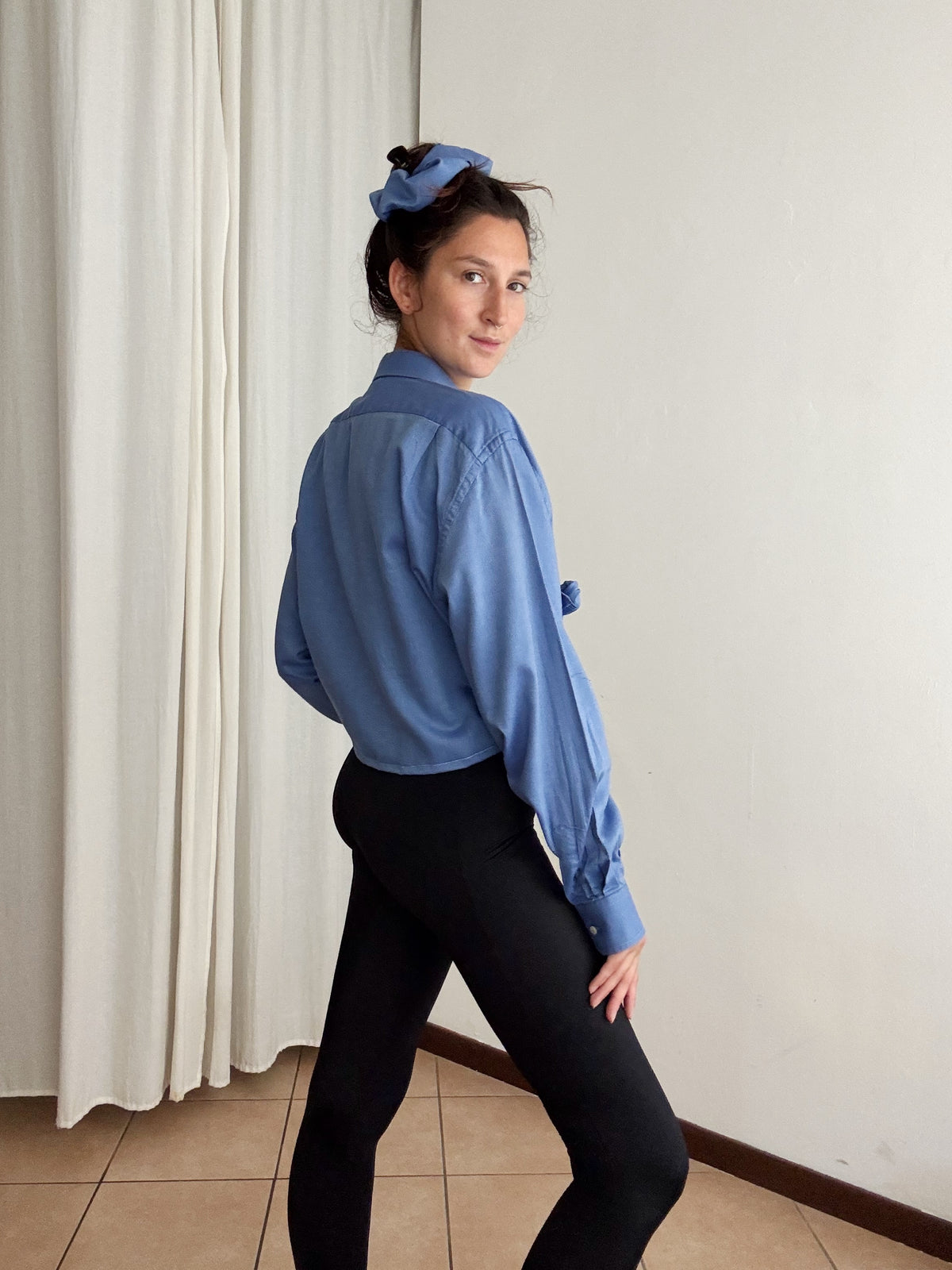 Crop + scrunchie blu