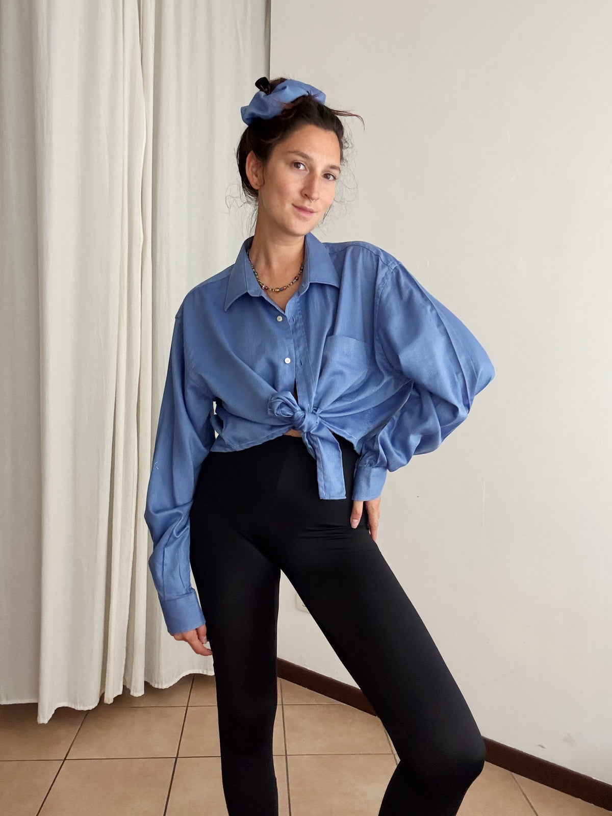 Crop + scrunchie blu