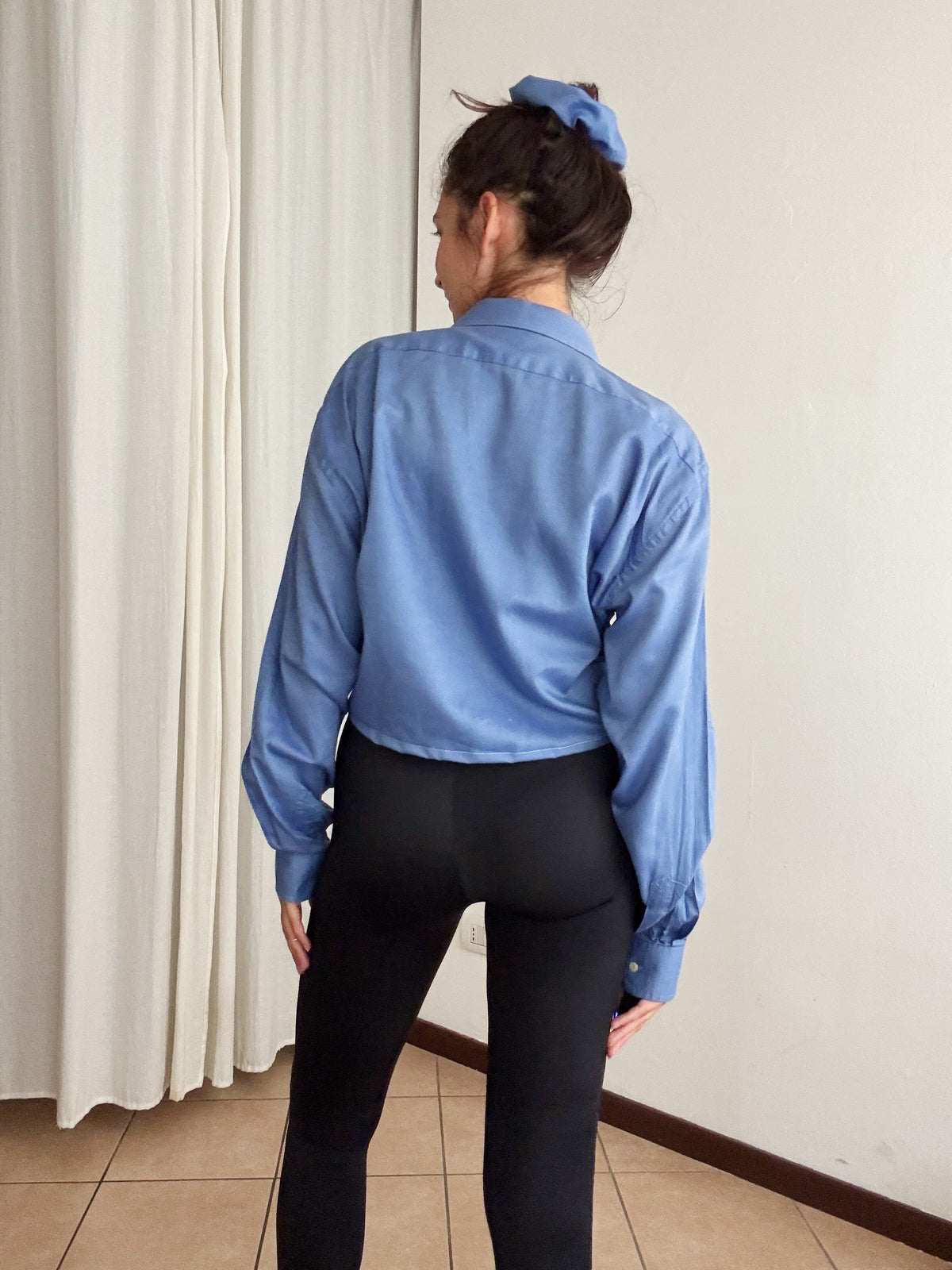 Crop + scrunchie blu