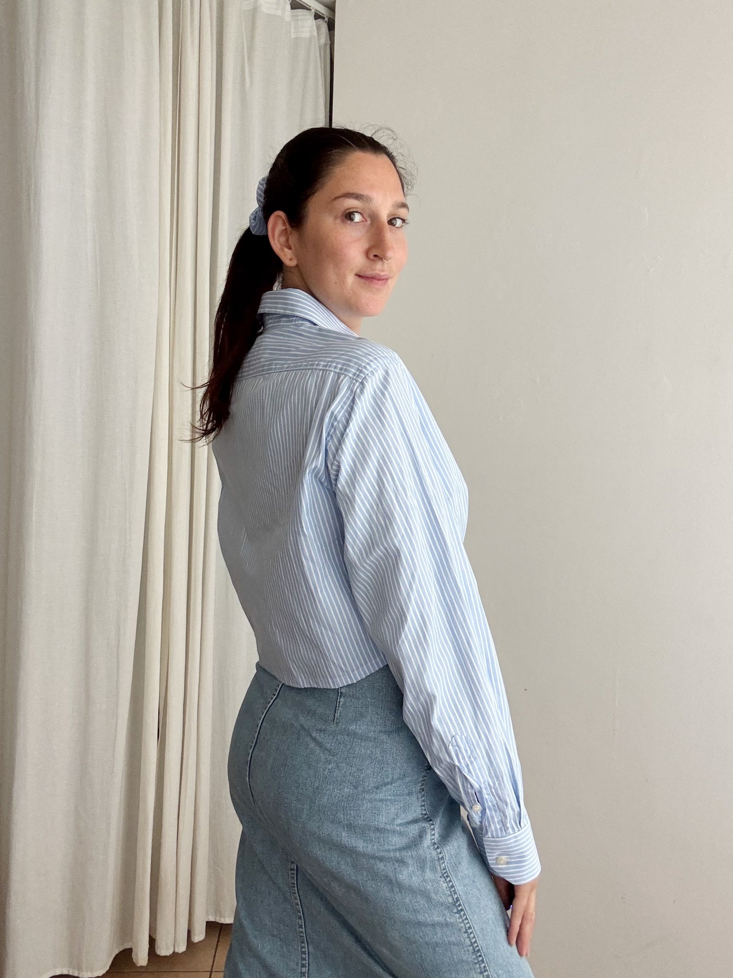 Crop + scrunchie riga azzurra