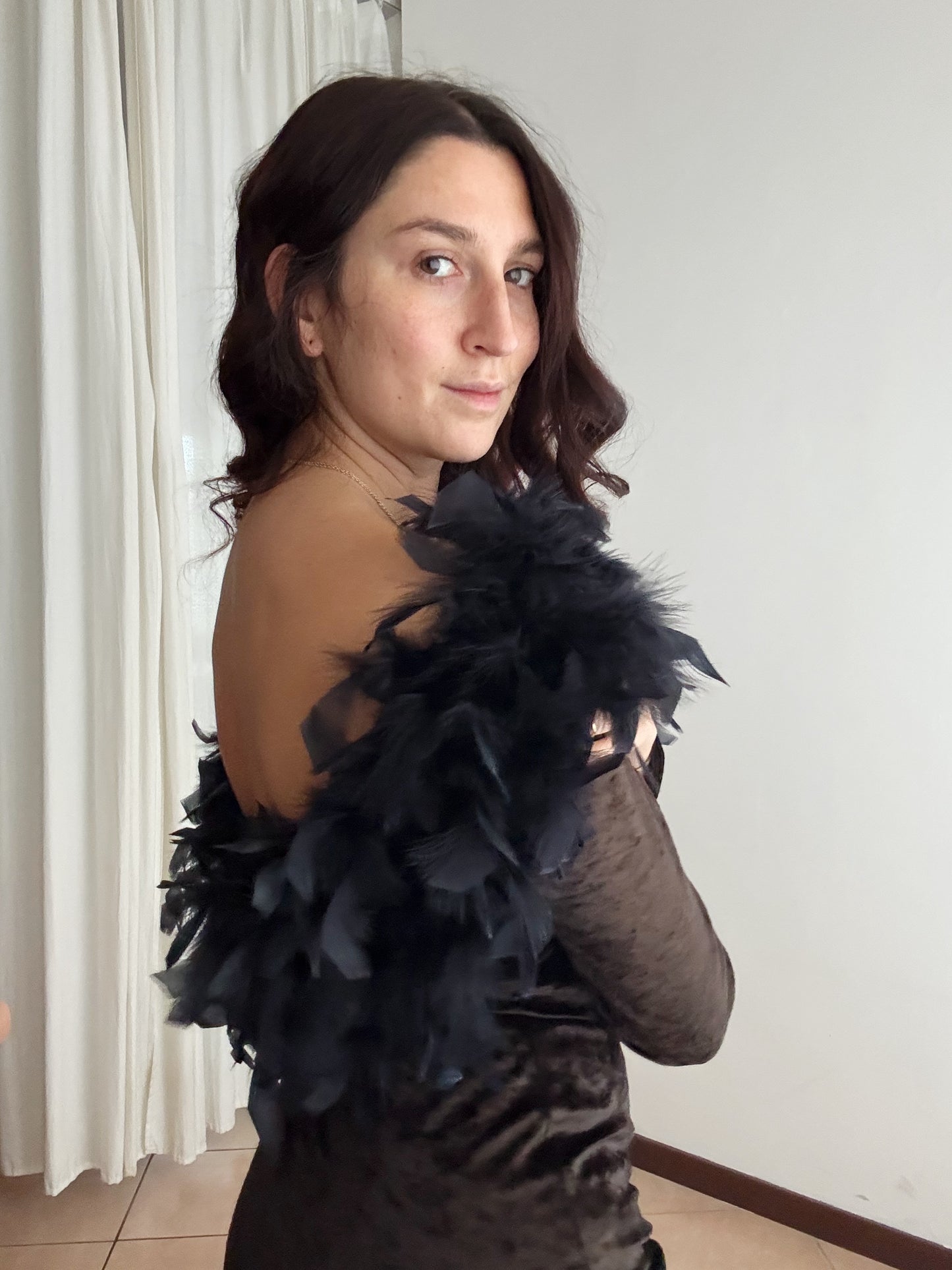 Abito in velluto nero con piume 42