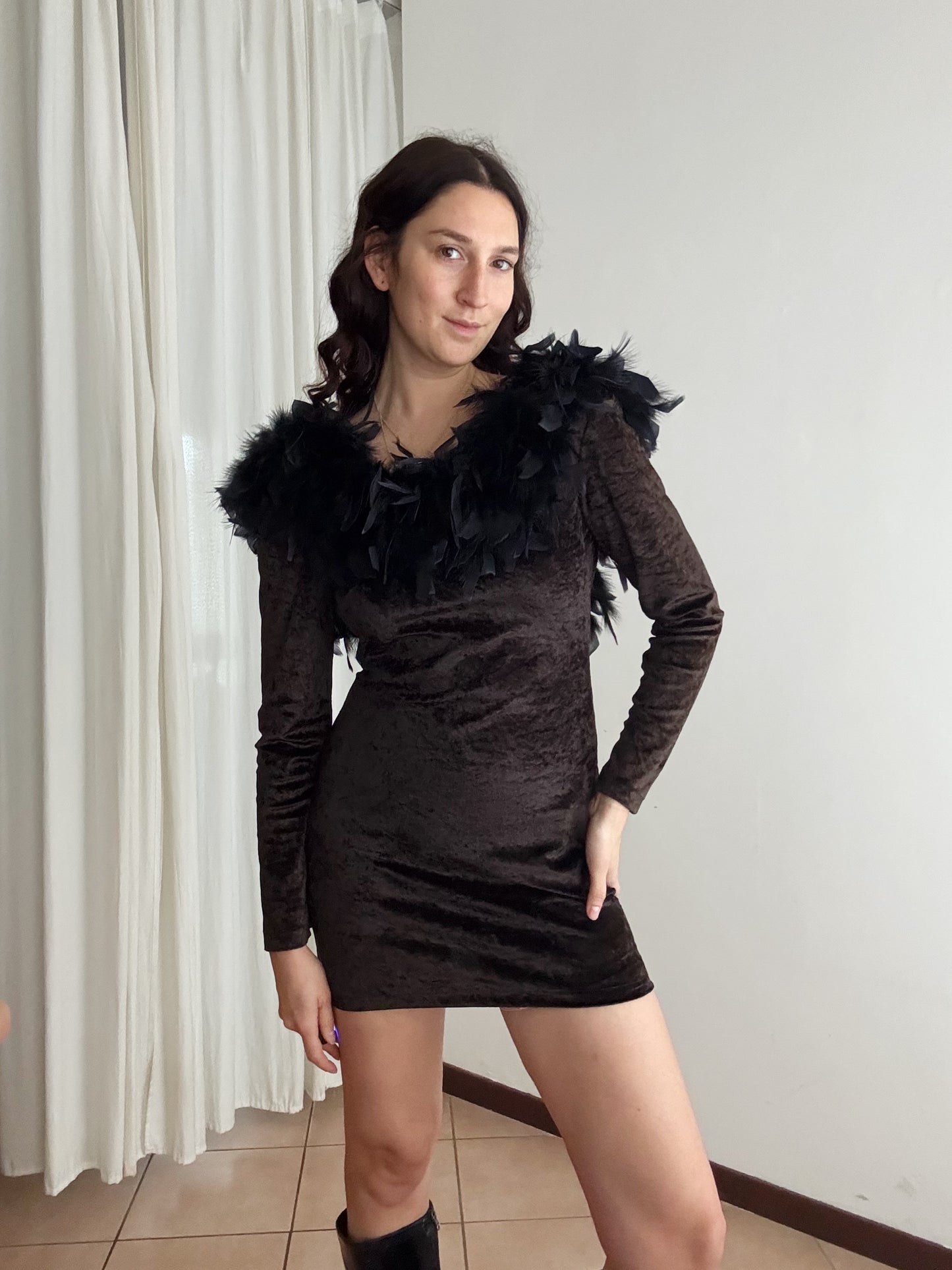 Abito in velluto nero con piume 42